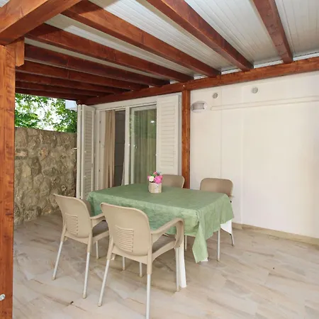 דירה In Mit Eigener Terrasse By Interhome